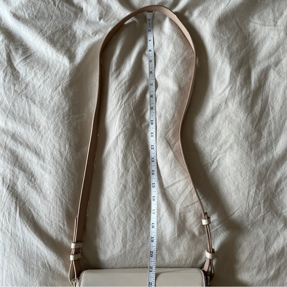 Cream Shoulder Bag with Golden Metal Clasp - Picture 14 of 16